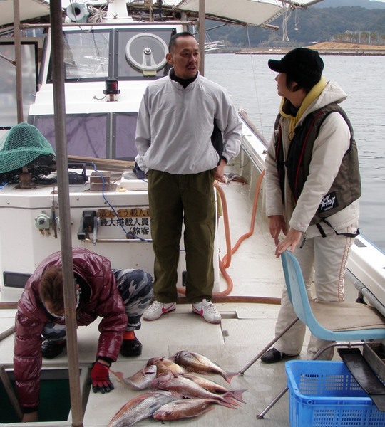 真中が近藤さん。何やら話しこんでますね。