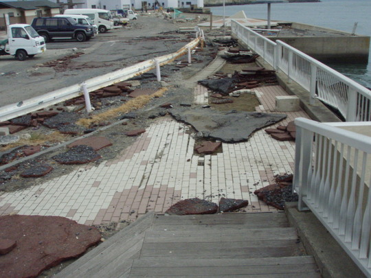 砕けたアスファルトや建物が無残な姿で一年たってもそのままでした。