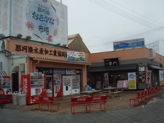 海鮮市場、200mくらいの長きに店舗があります