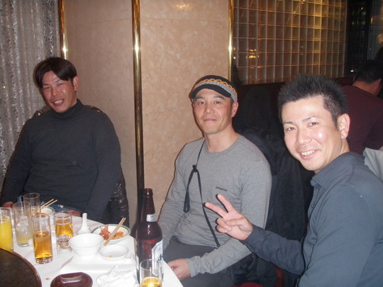 岩橋君一平君山口和君です。みな釣りがうまいのだ。