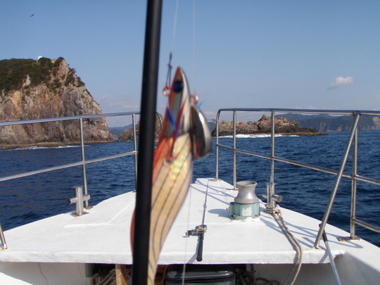 神前の沖磯周辺に船を向けます。SEA-LEGEND号