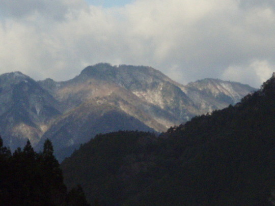山にはまだ雪(霜)が・・朝のうち指先はかじかむ寒さでした。