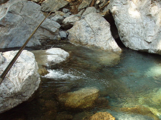 美しい渓流が続きます。