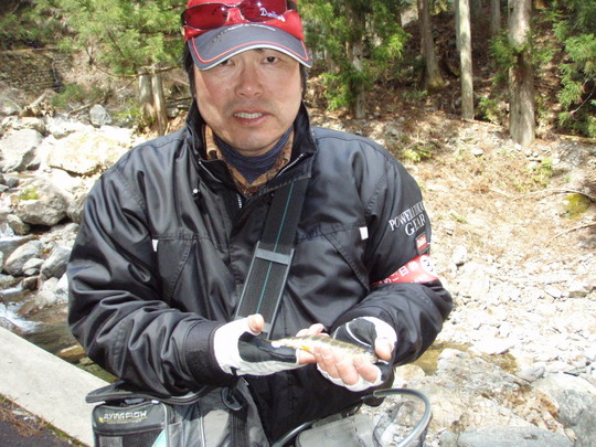 上流で釣れたことをカミサンに報告。