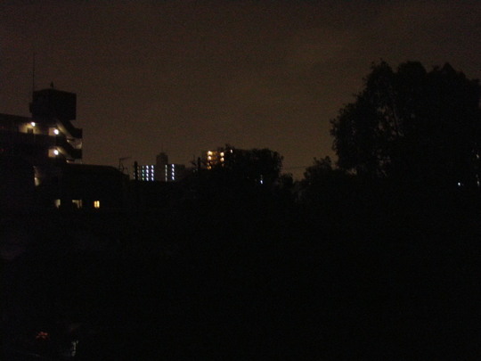 深夜になりました。時折突風が吹いてきてます。