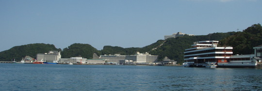 勝浦のホテル群、すばらしい。