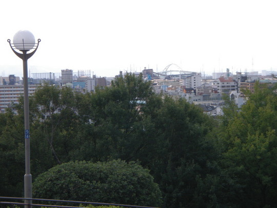 頂上からは辛うじて港が・・・。