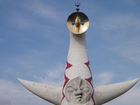 太陽の塔、青空に映えて迫力がありました