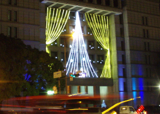 大阪市役所の正面に掲げられた光のモニュメント