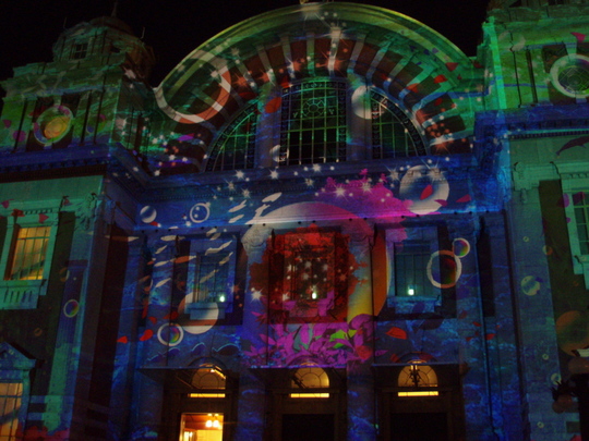 中央公会堂の壁に映し出された光のアート