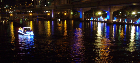 川面に映る色彩・・