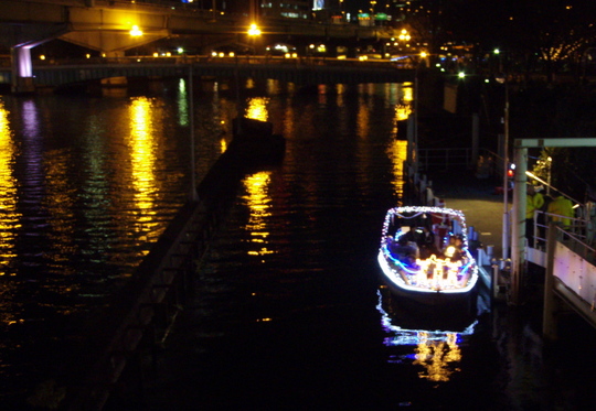 デコレーションされたボート。キャプテンはサンタさんでした。