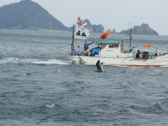 時折吹く突風に船の旗が逆にはためいています。