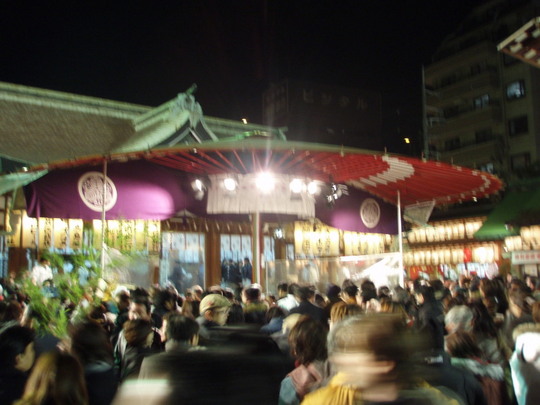 大傘の下に賽銭を投げ入れます