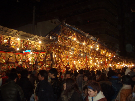 通りは福飾りを売るお店が何とも華やか