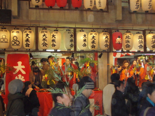 吉兆を取り付ける福娘?取り付ける方々