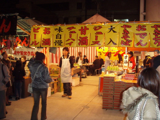 ちょっと腹ごしらえにお店に入ります