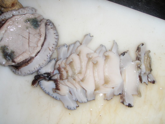 アワビがお刺身になっていきます