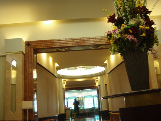 中も豪華な花があって美しい。