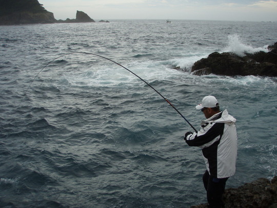 何度も竿を曲げる前西さん
