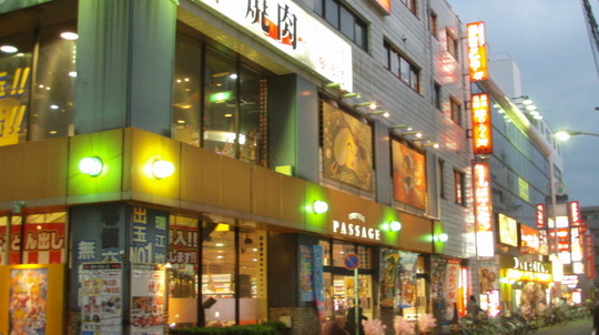 東京の下町に彼は住んでいます