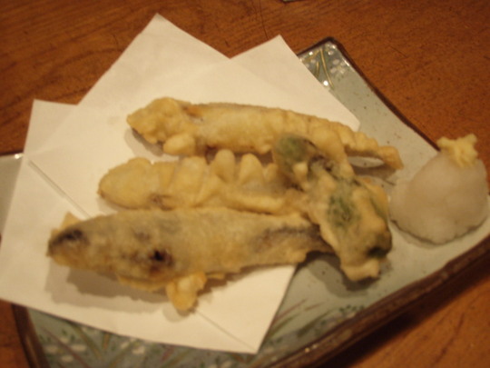 もうすぐ鮎釣りが始まります。アユと聞くと頼みたくなる。若鮎のてんぷら