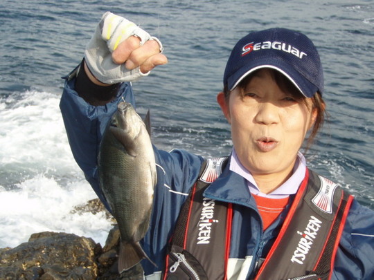 これはグレが釣れた時の顔