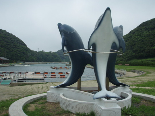 モニュメントはイルカと共存する証