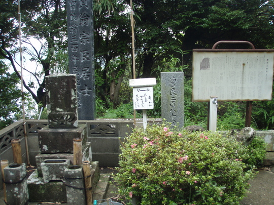 勝本には松尾芭蕉の門人 曾良の墓があります