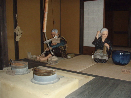 おじいさんは縄をないおばあさんは繕いもの