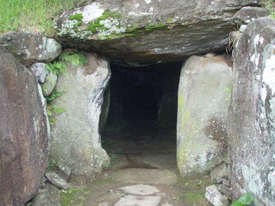 昔の豪族の墓。壱岐には150ヶ位の古墳があります。