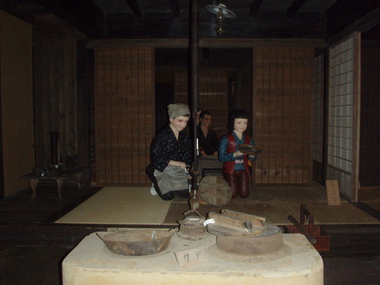 本家には若い家族が住み家の一切を養っていました