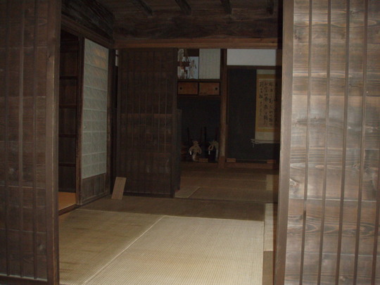 本家には座敷や神棚、屋根裏、土間などそれぞれに大きな作りとなっていました。