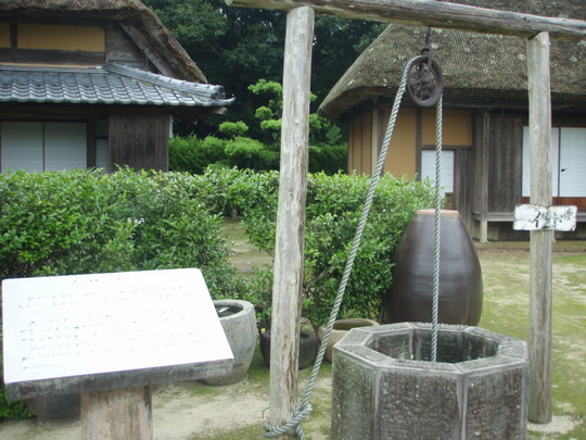 井戸の後にあるカメは小さいのはハンドガメと行って水溜め。大きいのは土葬の際に人を埋葬するのに使いました。