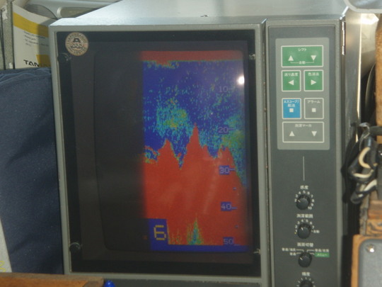 魚探では見ての通り切り立った山が映っています