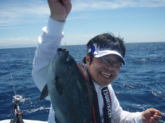 うれしいゲスト。良型のグレです。