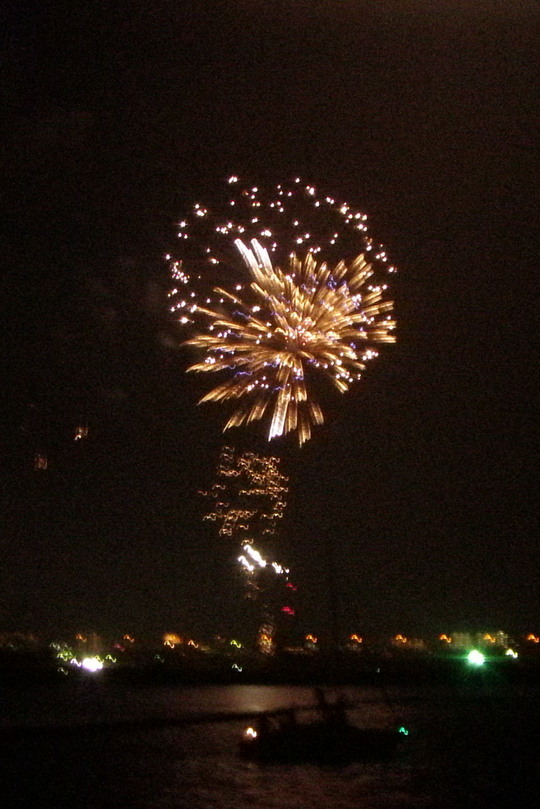 早速花火が始まりました。(手ぶれですみません)