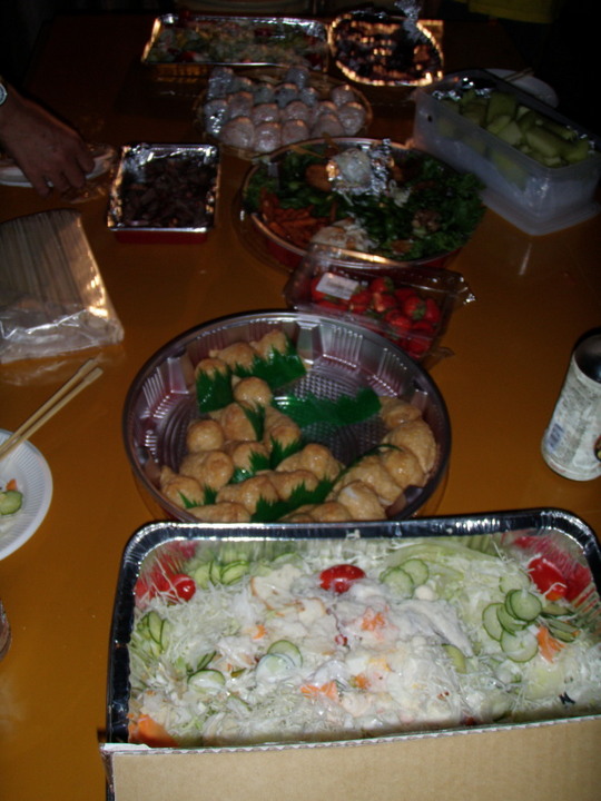 テーブルの脚も新調してその上は豪華な食卓となりました。