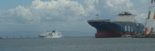 三井商船の大きな貨物船が見えます。