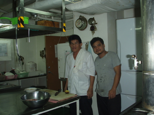 船の厨房で乗組員の方にご挨拶