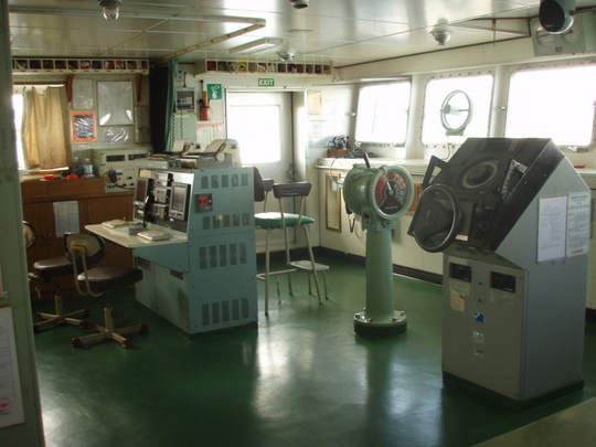 操舵室に入れてもらいました。前も入ったけど。こんなの動かしているって尊敬しますね。ほんまに。