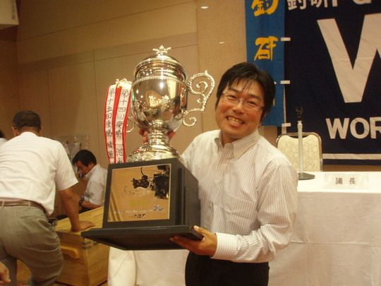 夢に見た栄冠をちょこっと持ってみました。