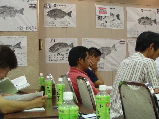 びっしりと年間大物賞に該当する魚拓が貼ってあります