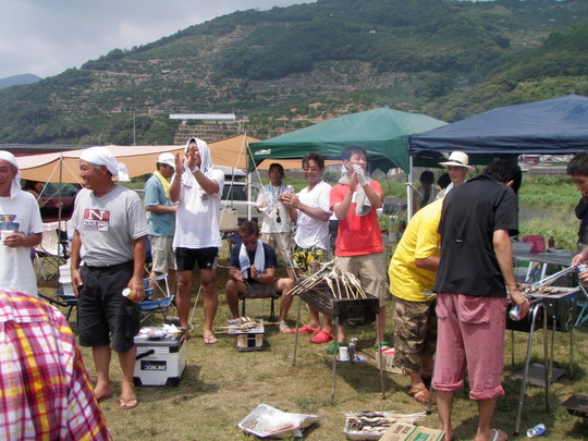 何か始まったのですね、手を叩いてますね。