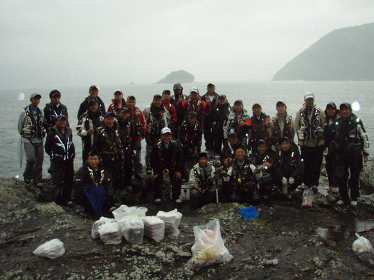 °ë¤Î¾å¤Ç¡¦¡¦±«¤¬·ë¹½¹ß¤Ã¤Æ¤¤Þ¤·¤¿