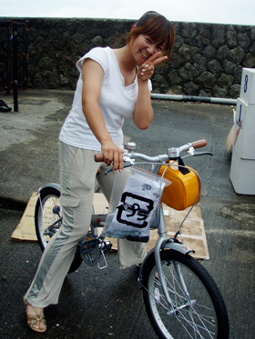 雨テレビ、雑誌でおなじみの島田さやかちゃんです。自転車はマルキューの賞品です。