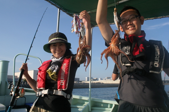 仲良くタコを釣りあげた枚方市の田中さん夫妻。この日は奥さんが6匹釣ってトップでした