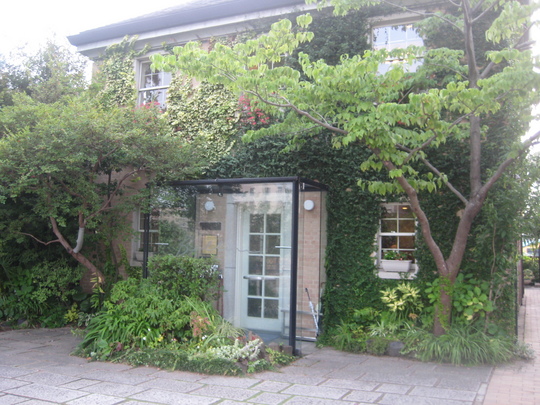 緑に覆われたベリーニの玄関です