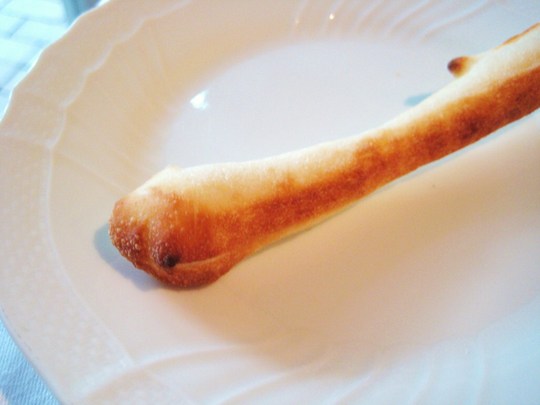 ワインのお供にどうぞ。自家製のグリッシーニです