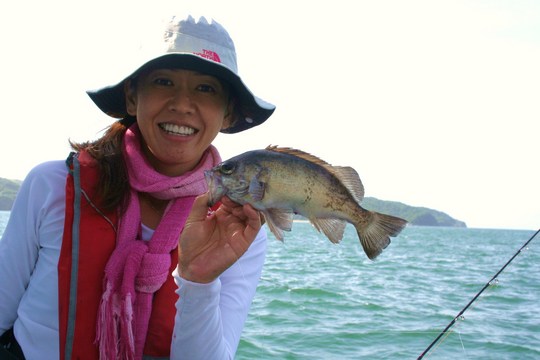 東山さんは型のいいメバルを上げてにっこり